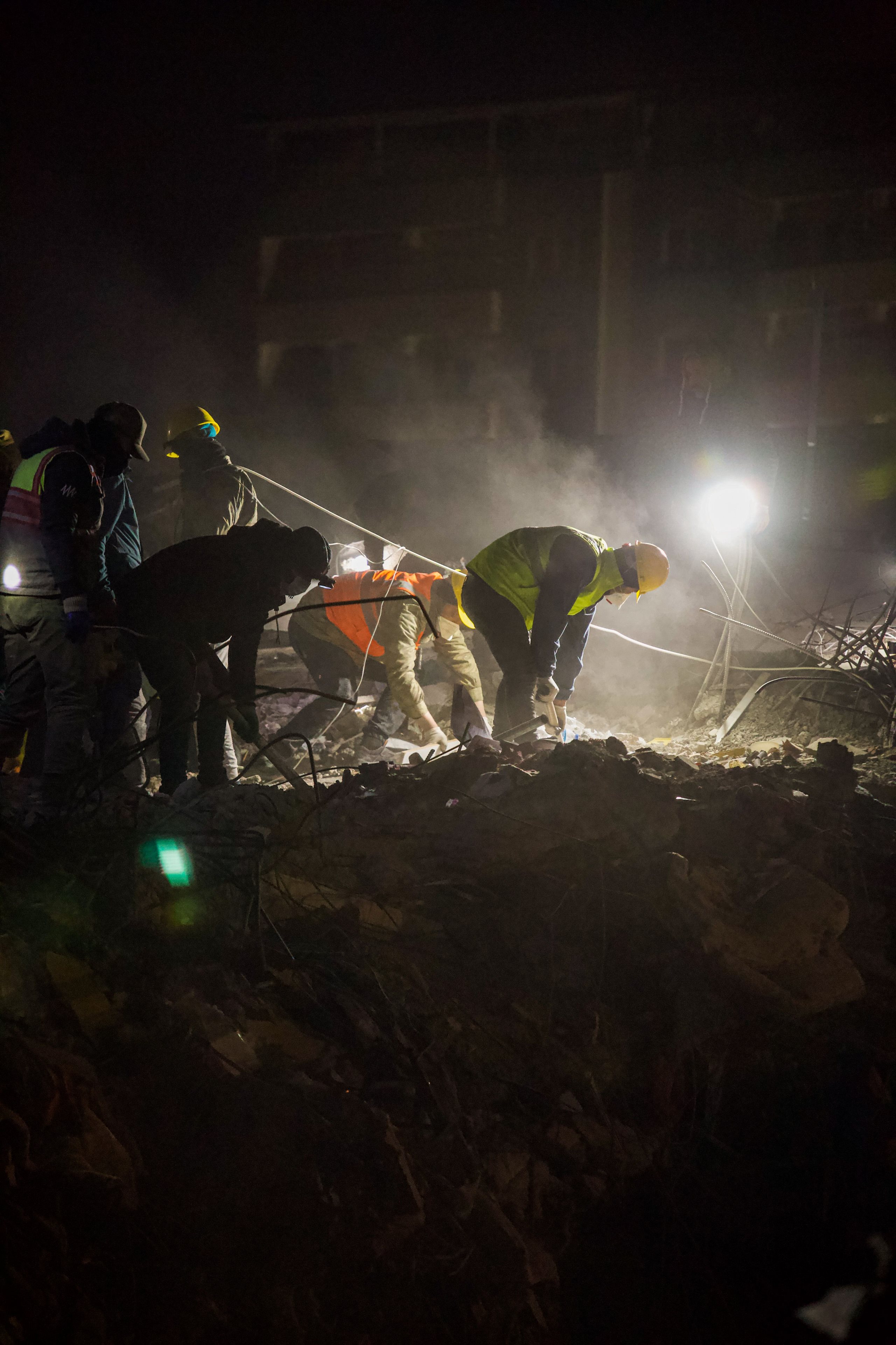 Soccorritori al lavoro tra le macerie dopo il terremoto in Colombia