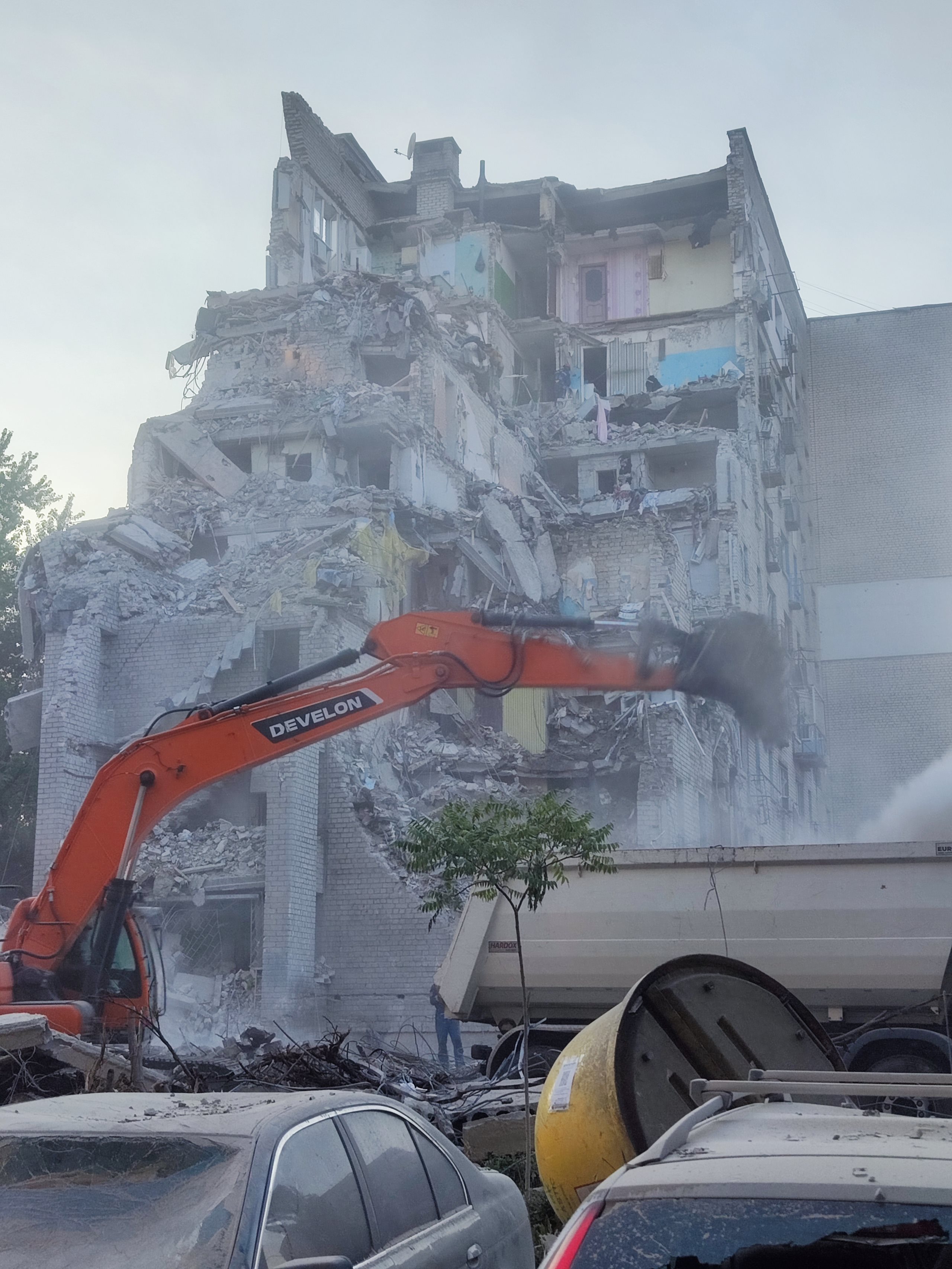 Edificio residenziale parzialmente crollato a Kyiv dopo l
