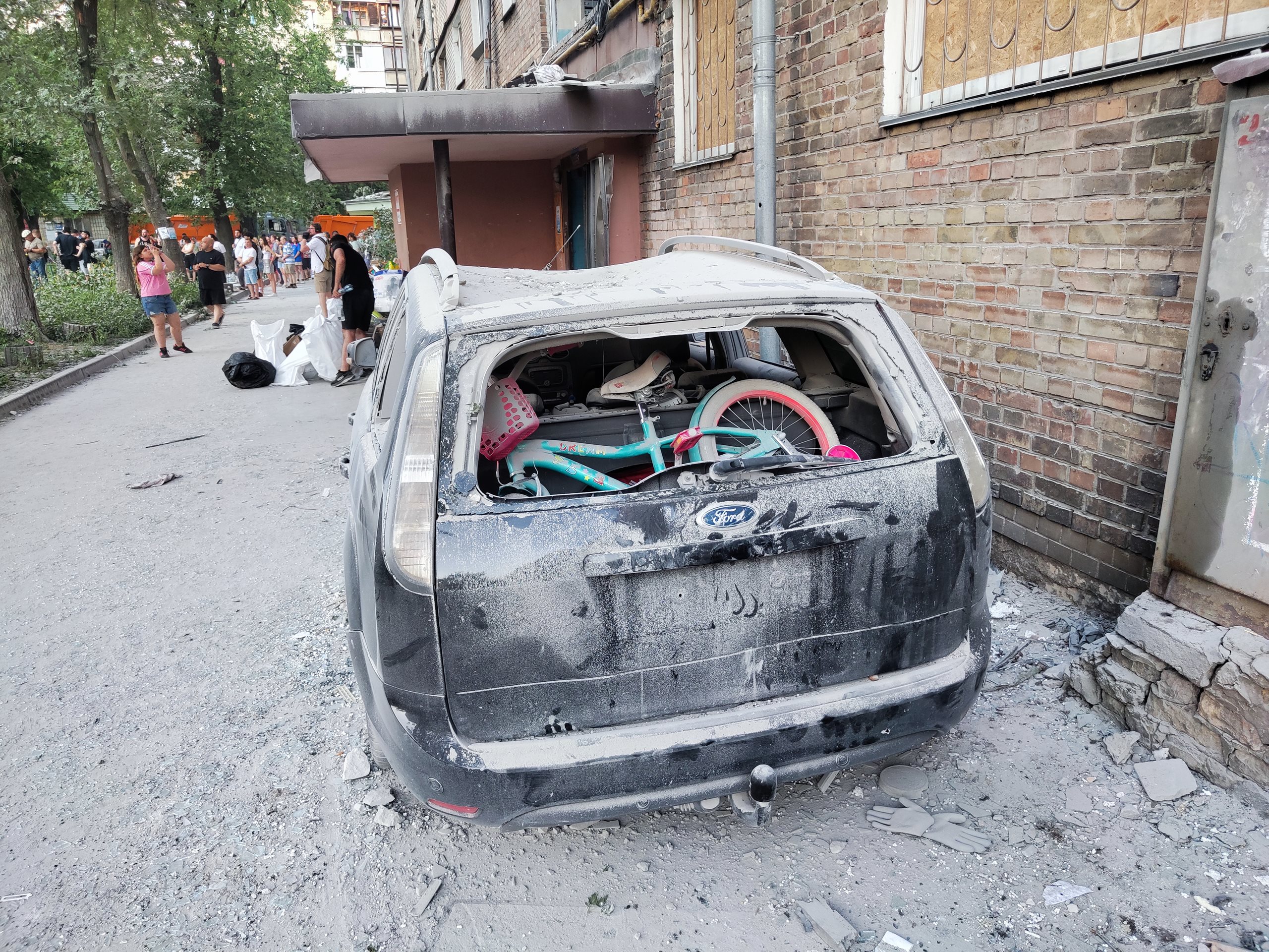 Auto distrutta e detriti nelle strade di Kyiv dopo l